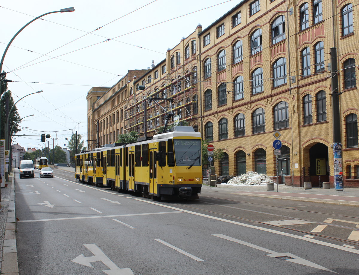 Berlin BVG SL 37 (KT4D 6146 + KT4D 6015) Oberschöneweide, Edisonstraße / Wilhelminenhofstraße am 24. Juli 2017. - Der Gebäudekomplex zur rechten Seite ist ein Teil des Industriedenkmals  Spreehöfe .