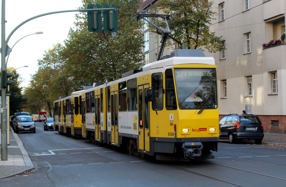 Berlin BVG SL 37 (KT4D 6134) Lichtenberg, Siegfriedstrasse / Rüdigerstrasse (Hst. Freiaplatz) am 15. Oktober 2014.