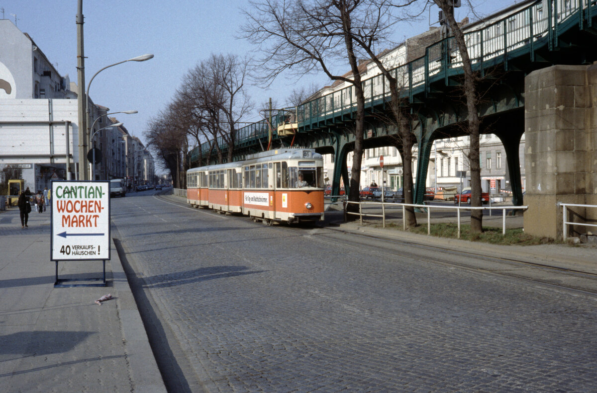 Berlin BVG SL 46 (Tw 217 074-2) Prenzlauer Berg, Schönhauser Allee im April 1993. - Scan eines Diapositivs. Film: AGFA Agfachrome 200 RS. Kamera: Leica CL.