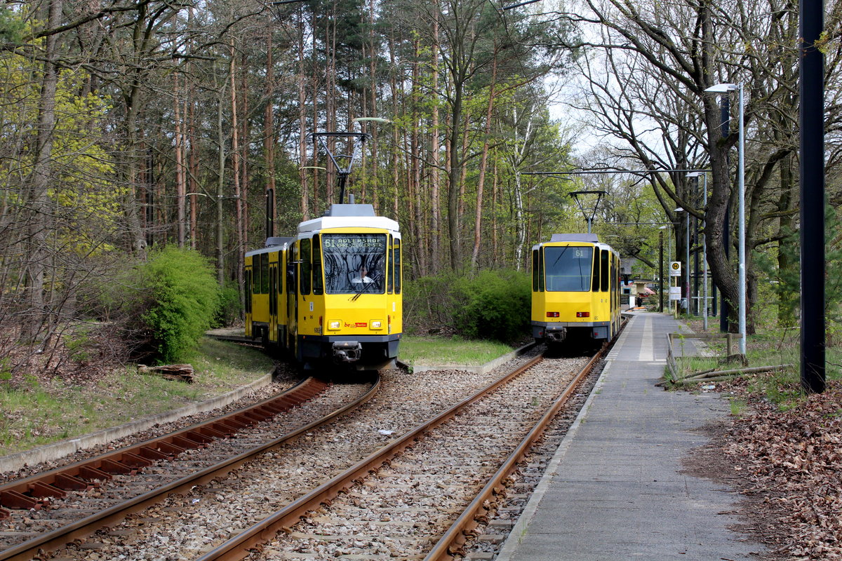 Berlin BVG SL 61 am 23. April 2016: Links verlässt der KT4D 6083 die Endstation Rahnsdorf / Waldschänke in Richtung Adlershof. Rechts hält der KT4D 6052 in der Endstation.