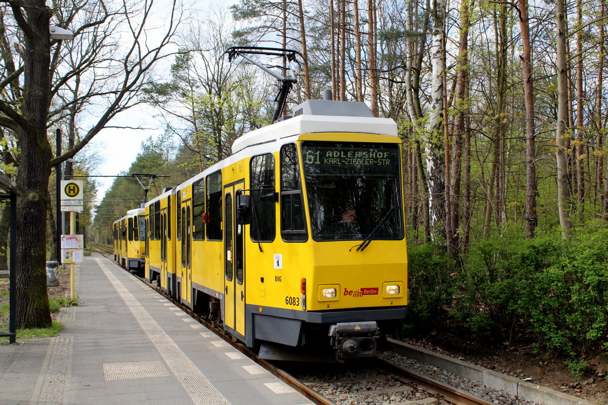 Berlin BVG SL 61: An der Endstation Rahnsdorf / Waldschänke halten am Nachmittag des 23. April 2016 zwei KT4D, der vordere, 6083, ist abfahrtbereit, während der hintere, 6052, eben angekommen ist.