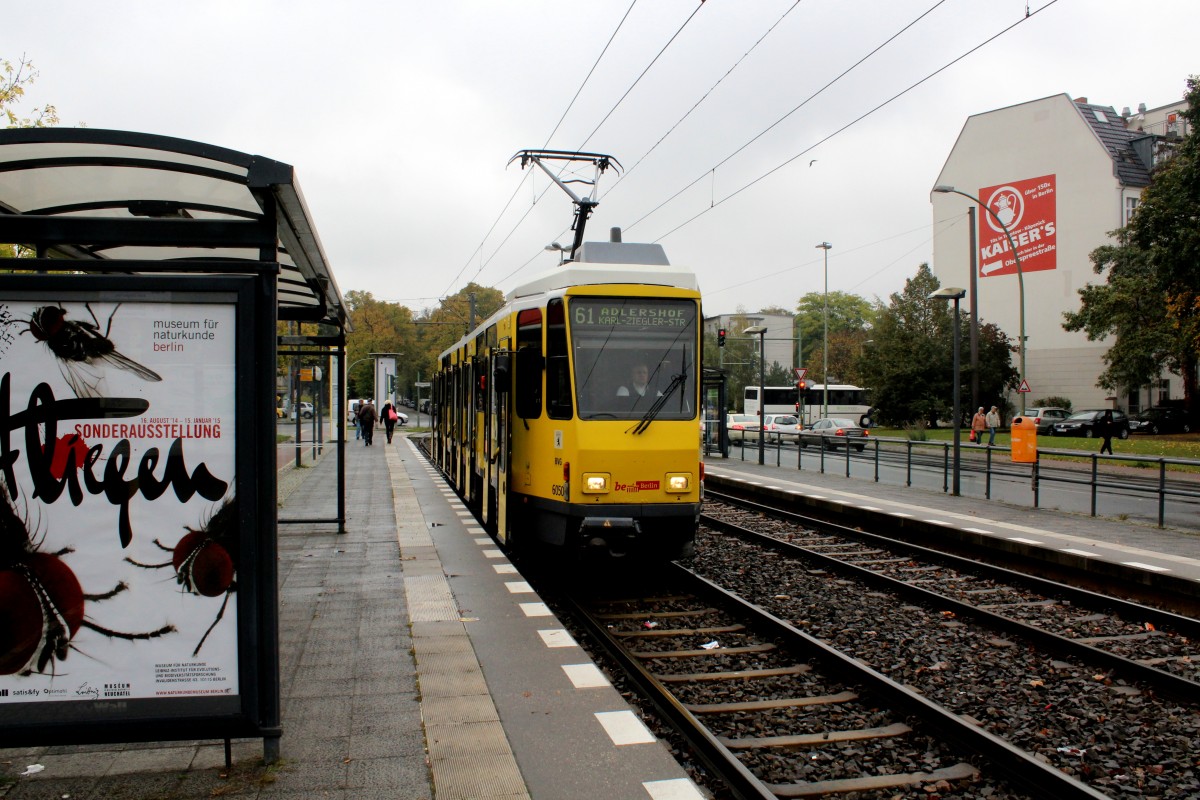 Berlin BVG SL 61 (KT4D 6050) Köpenick, Ottomar-Geschke-Strasse (Hst. S-Bahnhof Spindlersfeld) am 16. Oktober 2014.