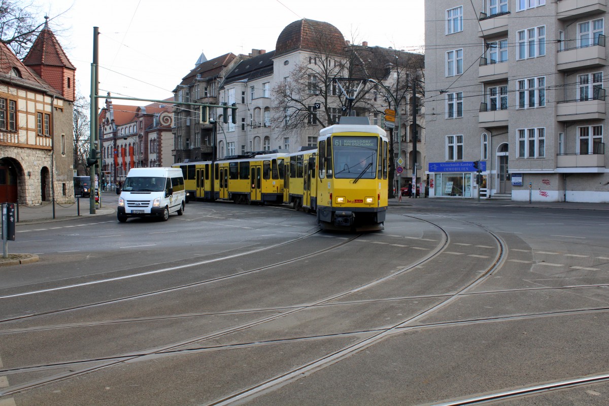 Berlin BVG SL 61 (KT4D 607x + 6078) Lindenstraße / Bahnhofstraße am 4. März 2016.