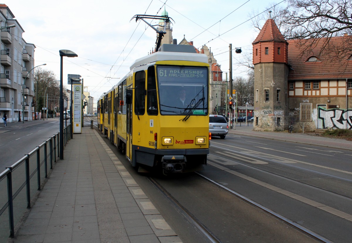 Berlin BVG SL 61 (KT4D 6036) Köpenick, Lindenstraße (Hst. Bahnhofstraße / Lindenstraße) am 4. März 2016.