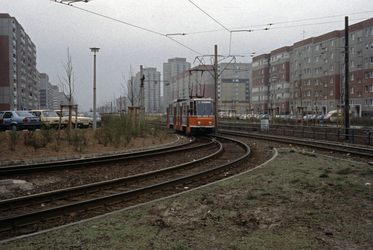 Berlin BVG SL 63 (KT4D 219 083-4) Neu-Hohenschönhausen, Zingster Straße im April 1993. - Scan eines Diapositivs. Film: AGFA Agfachrome 200 RS. Kamera: Leica CL.