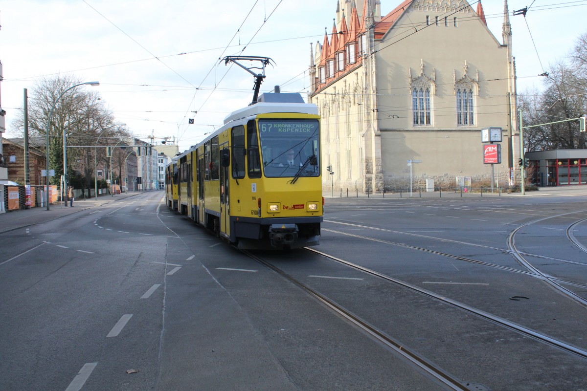 Berlin BVG SL 67 (KT4D 6100) Köpenick, Lindenstraße / Bahnhofstraße am 4. März 2016.