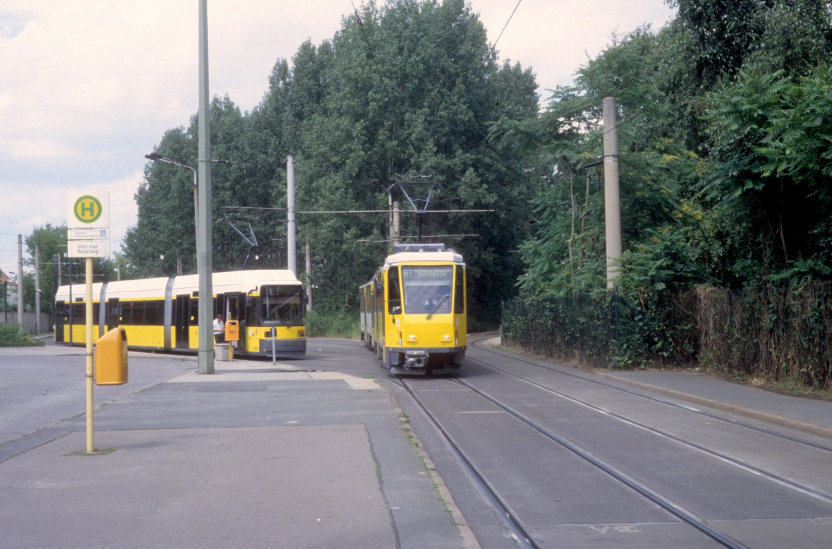 Berlin BVG SL 67 (T6A2 5115) S Schneweide / Sterndamm am 16. Juli 2005.