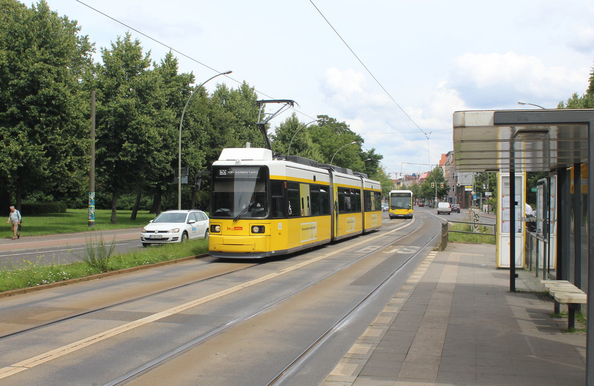Berlin BVG SL 68 (GT6N-U 1594) Köpenick, Bahnhofstraße / Lindenstraße am 24. Juli 2017.