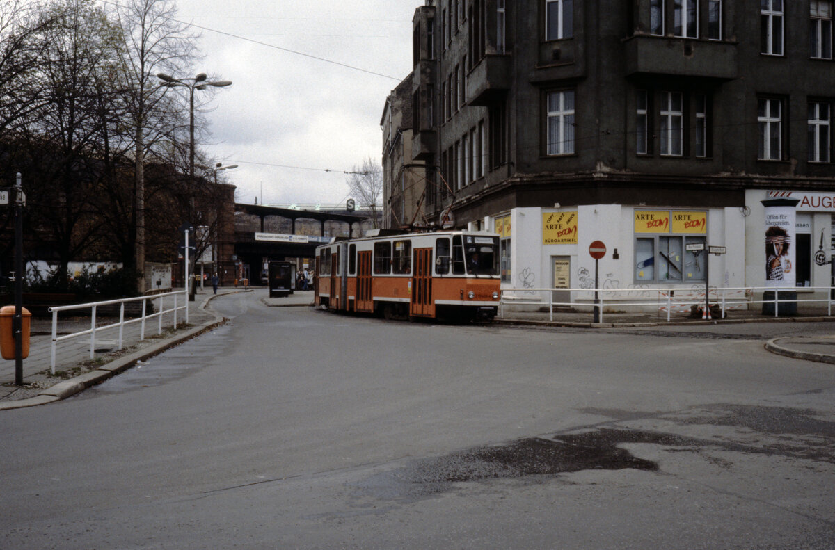 Berlin BVG SL 71, ab 23. Mai 1993 SL 1 (KT4Dt 219 469 - 4, später 9769, jetzt 7064) Mitte, Hackescher Markt im November 1992. - Scan eines Diapositivs. Kamera: Leica CL. 