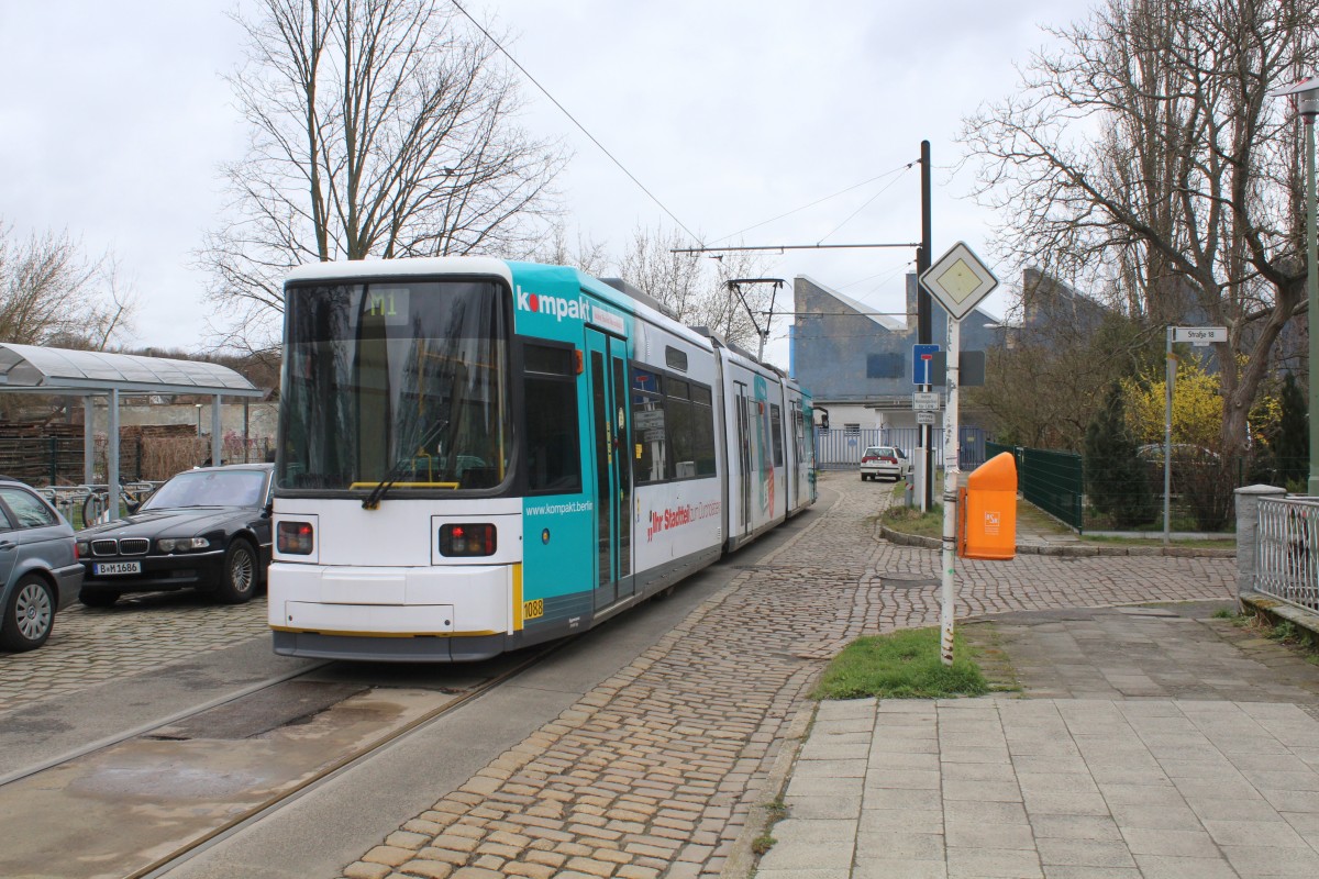 Berlin BVG SL M1 (Adtranz GT6-97 1088) Niederschönhausen, Schillerstasse / Strasse 18 am 3. April 2015.