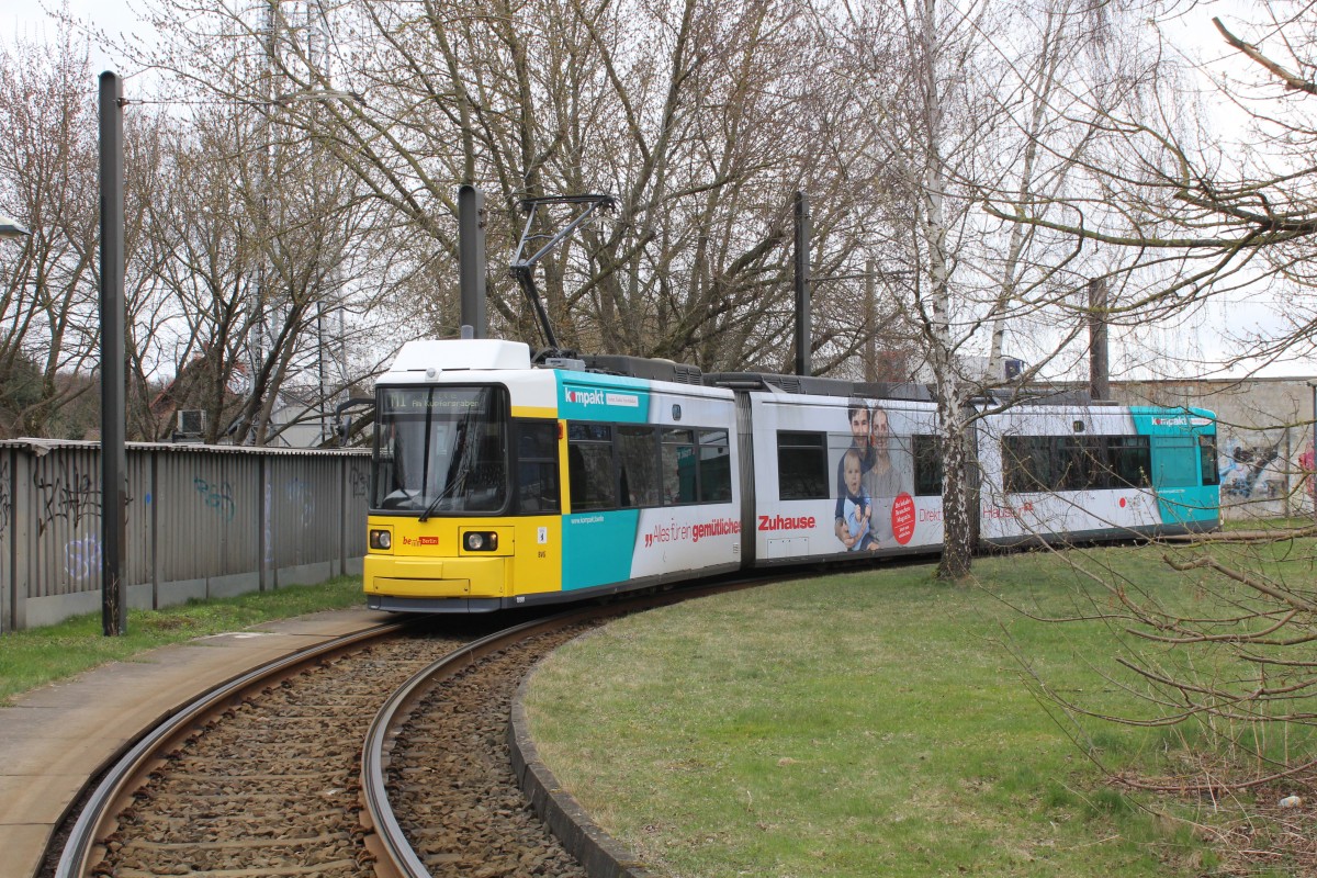 Berlin BVG SL M1 (Adtranz GT6-97 1088) Niederschönhausen, Schillerstrasse (Endstation) am 3. April 2015.