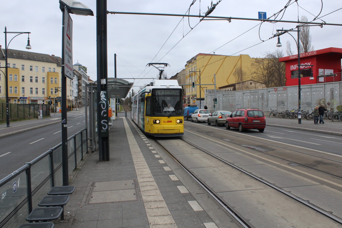 Berlin BVG SL M1 (Adtranz GT6-97 1088) Pankow, Berliner Strasse (Hst. S+U Pankow) am 3. April 2015.