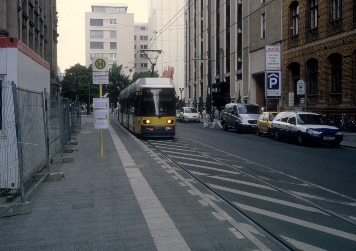 Berlin BVG SL M1 (GT6) Dorotheenstrasse / Hst. Universitätsstrasse im Juli 2005.