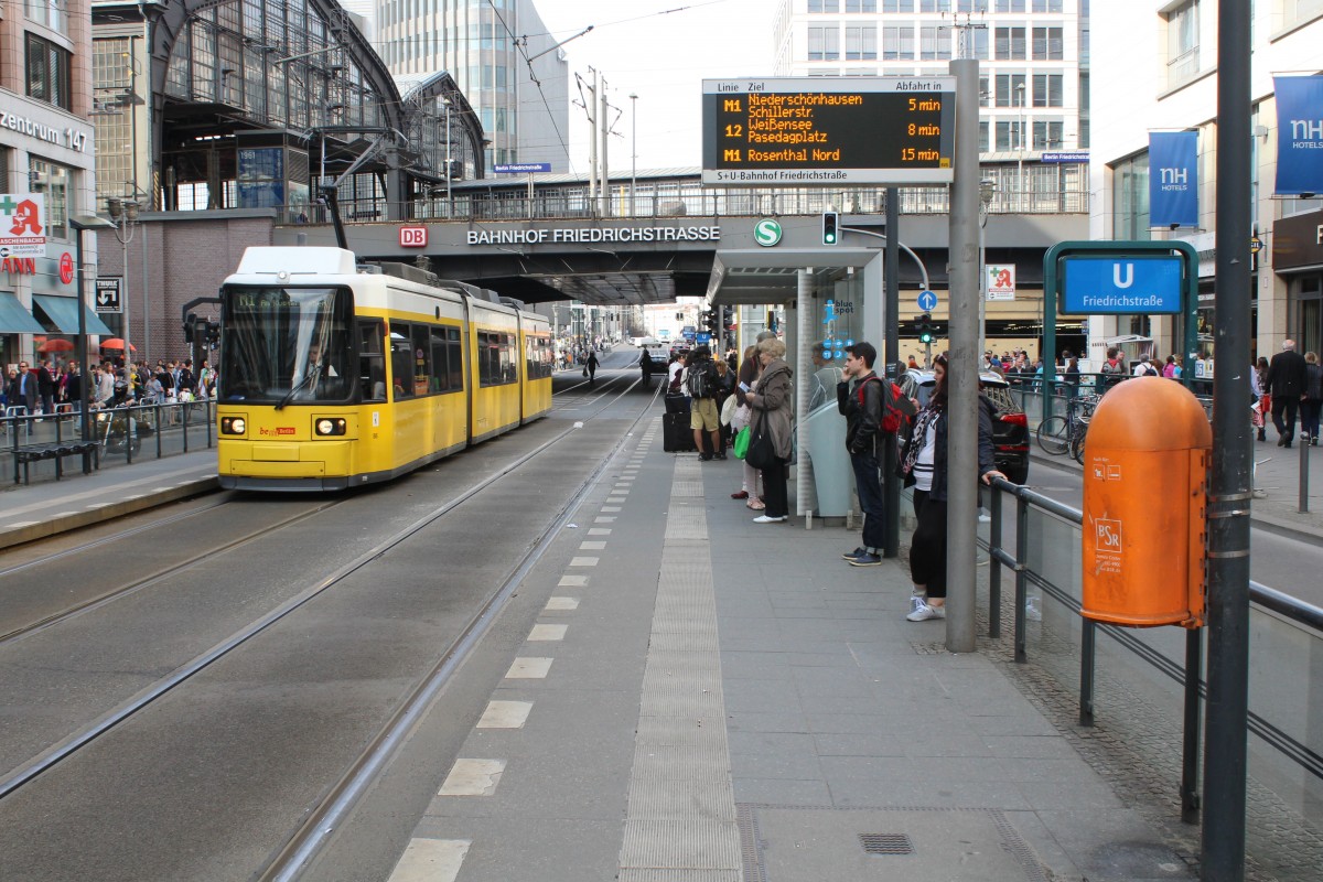 Berlin BVG SL M1 Mitte, Friedrichstrasse / Georgenstrasse (Hst. S+U Friedrichstrasse) am 11. April 2015.