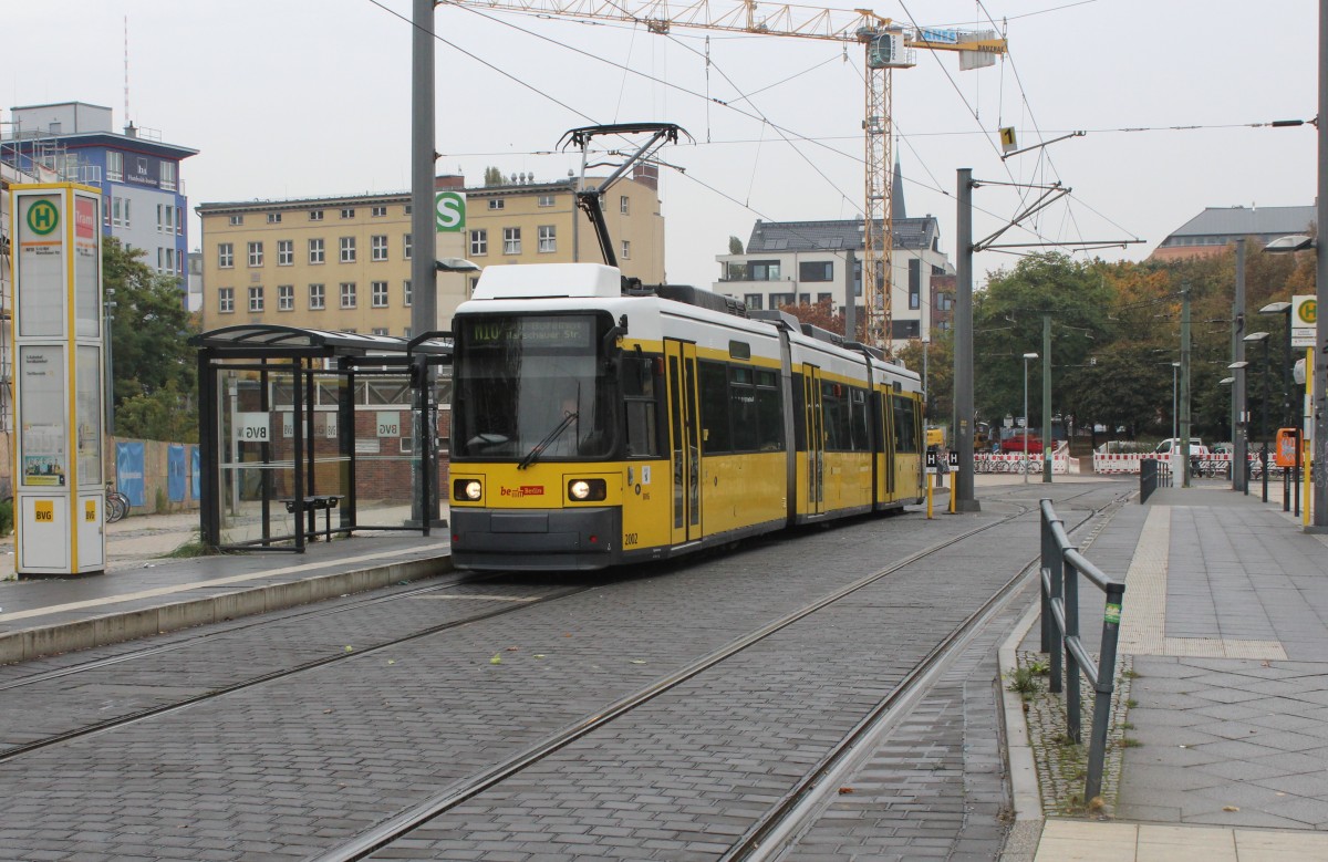 Berlin BVG SL M10 (Adtranz-GT6-98ZR 2002) Mitte, Nordbahnhof am 16. Oktober 2014.
