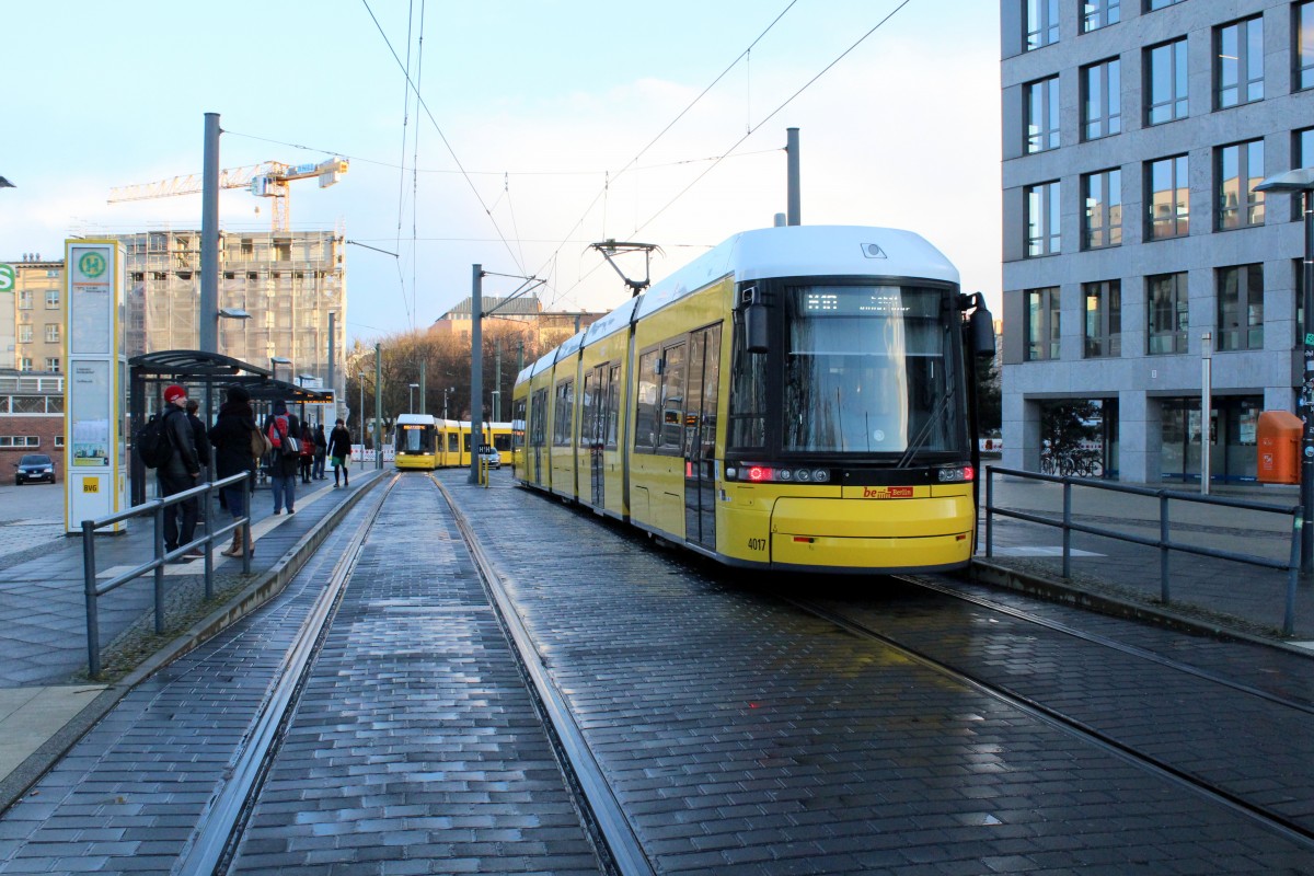 Berlin BVG SL M10 (Bombardier GT6-12ZRK 4017) S-Bf Nordbahnhof am 2. April 2015.
