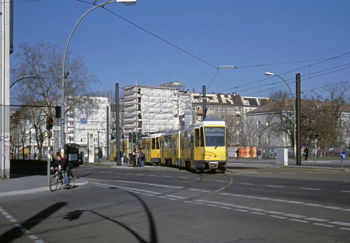 Berlin BVG SL M13 (KT4D 6126) Friedrichshain, Warschauer Straße / Helsingforser Straße / S-Bf Warschauer Straße im März 2005. - Scan eines Diapositivs. Film: Kodak Ektachrome ED 3. Kamera: Leica CL.