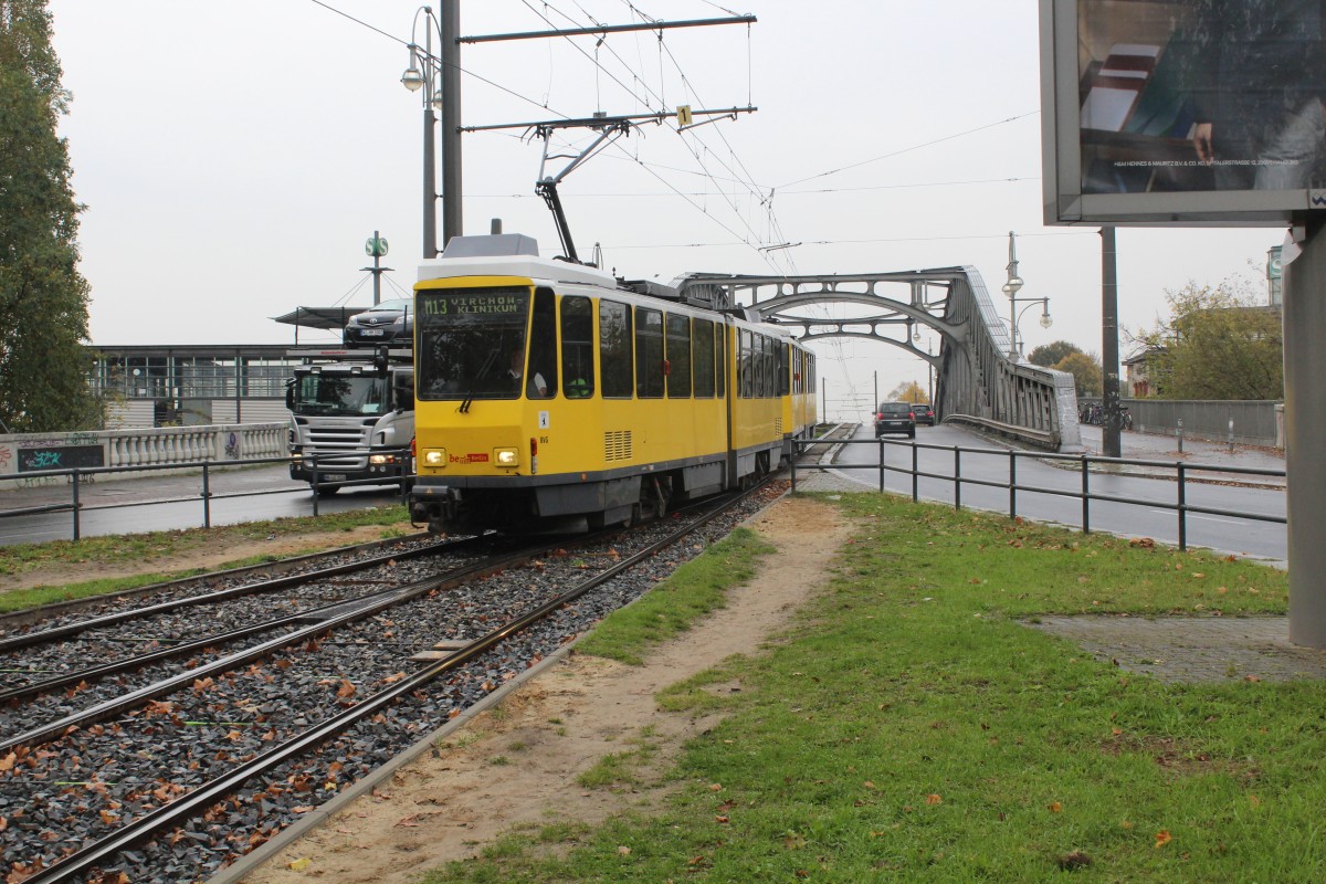 Berlin BVG SL M13 (KT4D) Wedding, Bornholmer Strasse / S-Bahnhof Bornholmer Strasse am 16. Oktober 2014. - Im Hintergrund sieht man die Bösebrücke. 