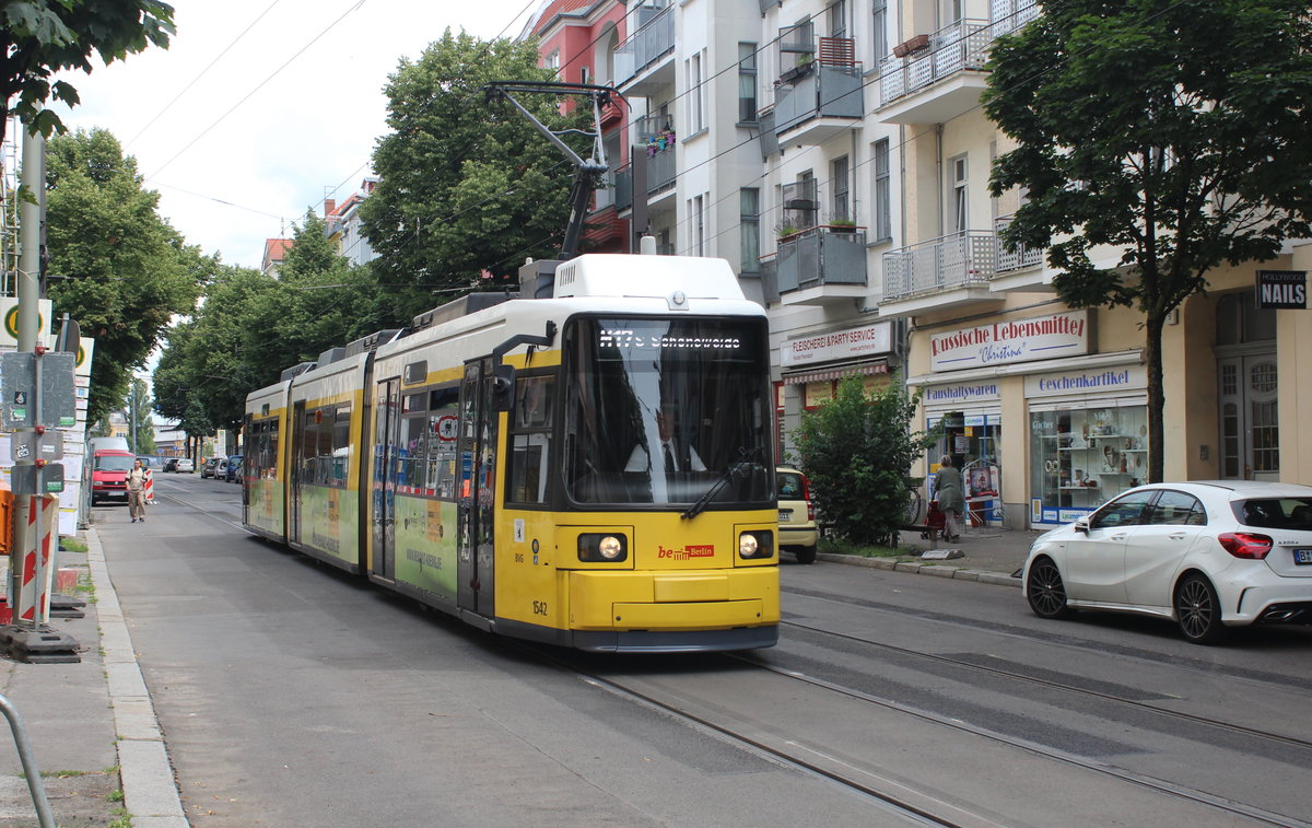 Berlin BVG SL M17 (GT6N-U 1542) Niederschöneweide, Brückenstraße am 24. Juli 2017.