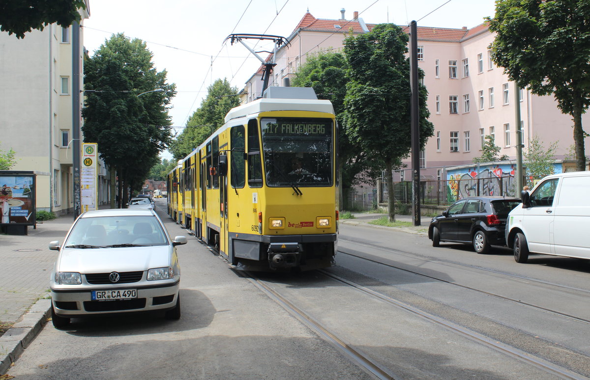 Berlin BVG SL M17 (KT4D 6092 + KT4D) Niederschöneweide, Brückenstraße am 24. Juli 2017.