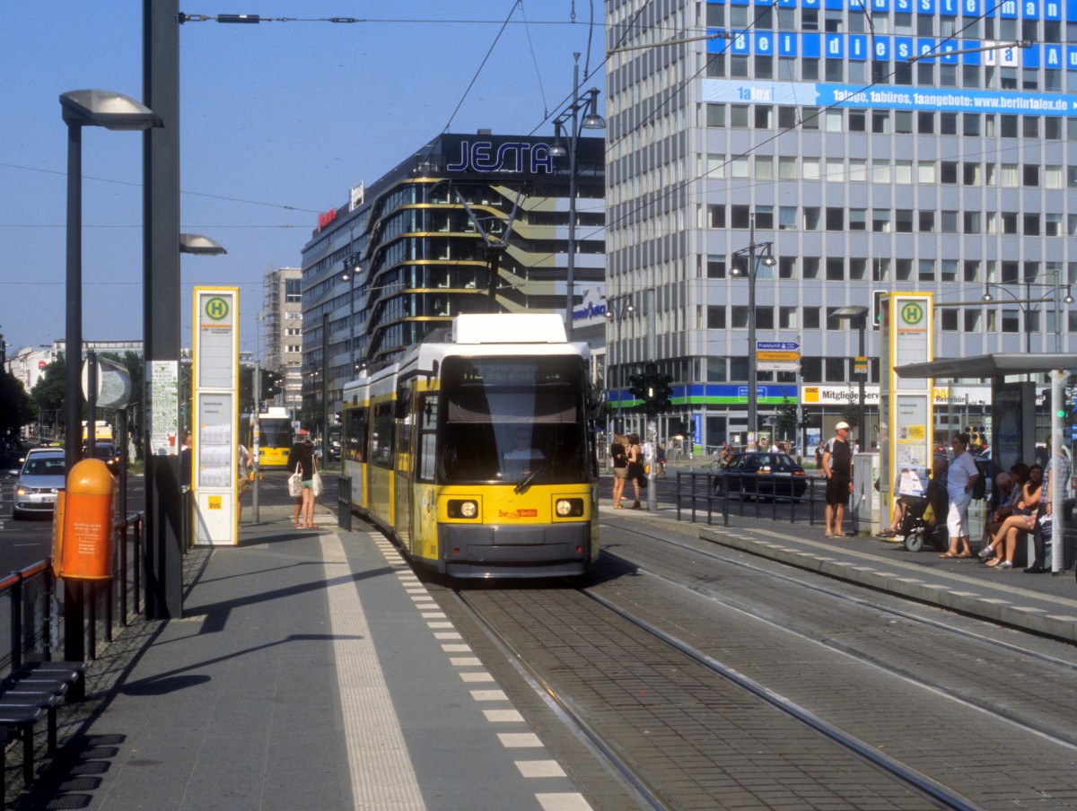 Berlin BVG SL M2 (Adtranz-GT6 98ZR 2013) Karl-Liebknecht-Strasse / Memhardstrasse am 25. Juli 2012.