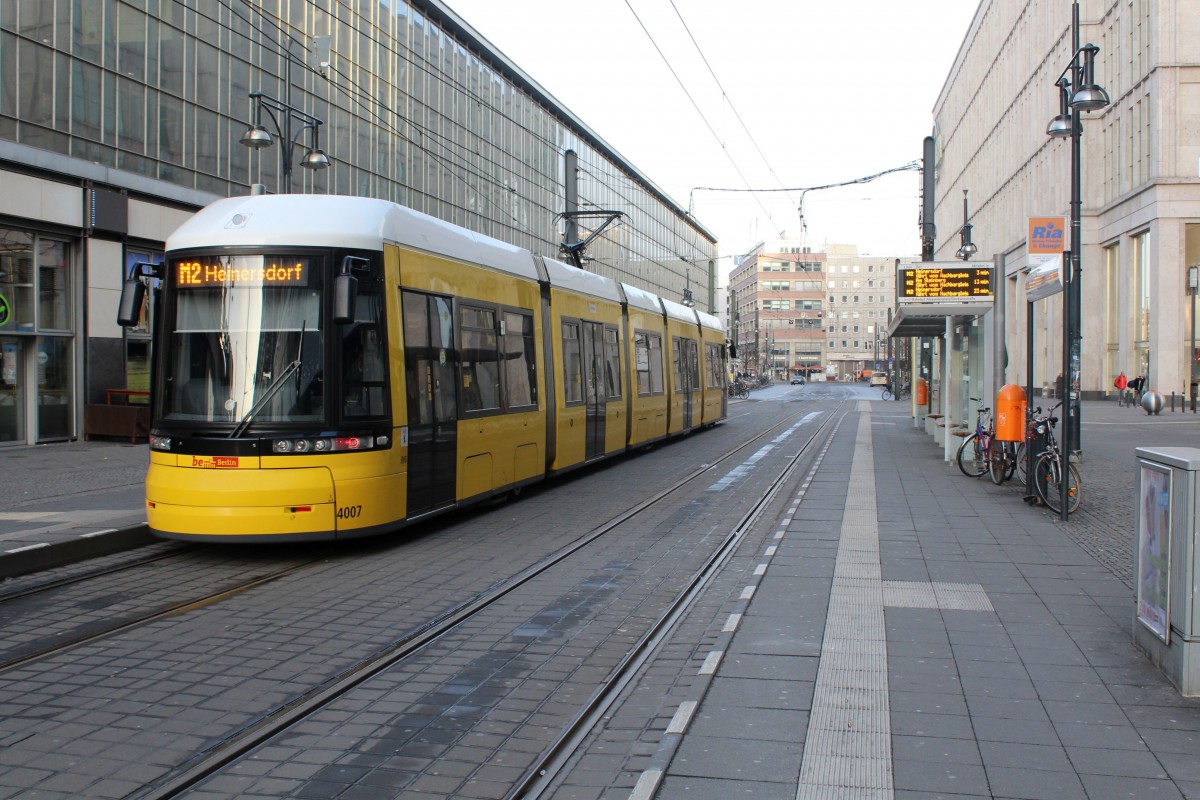 Berlin BVG SL M2 (Bombardier-GT6-12ZRK 4007) Dircksenstrasse / Bahnhof Alexanderplatz am 28. Februar 2015.