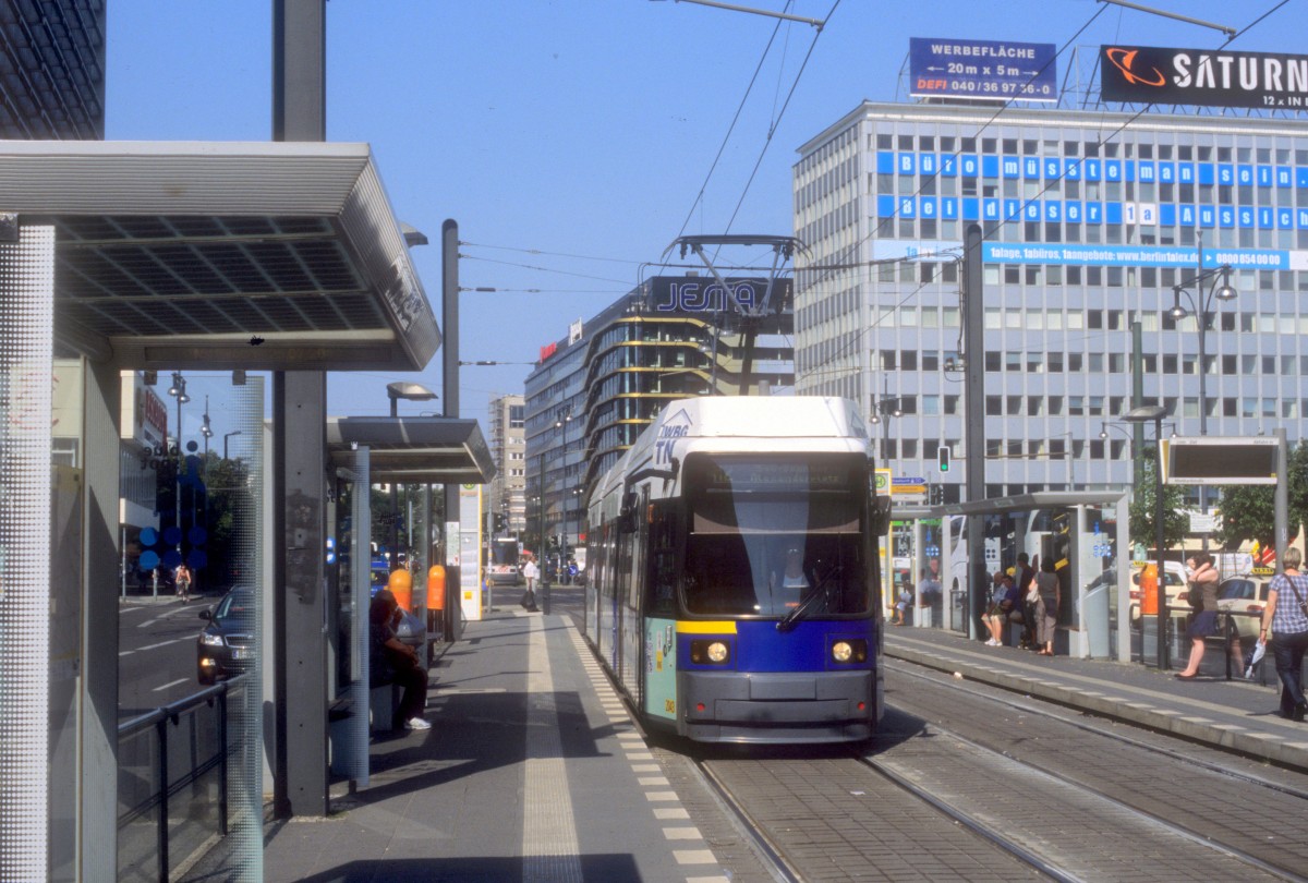 Berlin BVG SL M2 (Bombardier-GT6 99ZR 2043) Karl-Liebknecht-Strasse / Memhardstrasse am 25. Juli 2012.