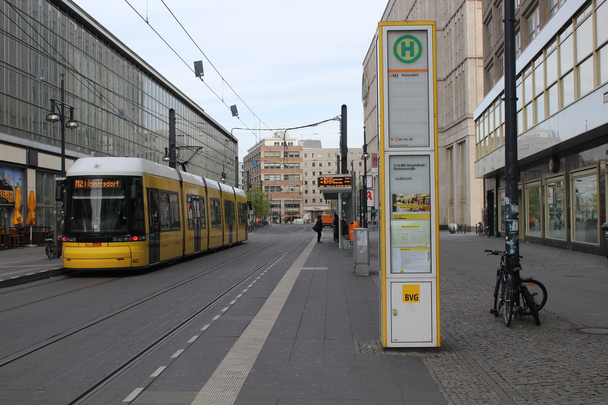 Berlin BVG SL M2 (GT6-12ZRK 4022 (Bombardier 2013)) Mitte, Dircksenstraße (Hst. S+U Alexanderplatz / Dircksenstraße) am 23. April 2016.