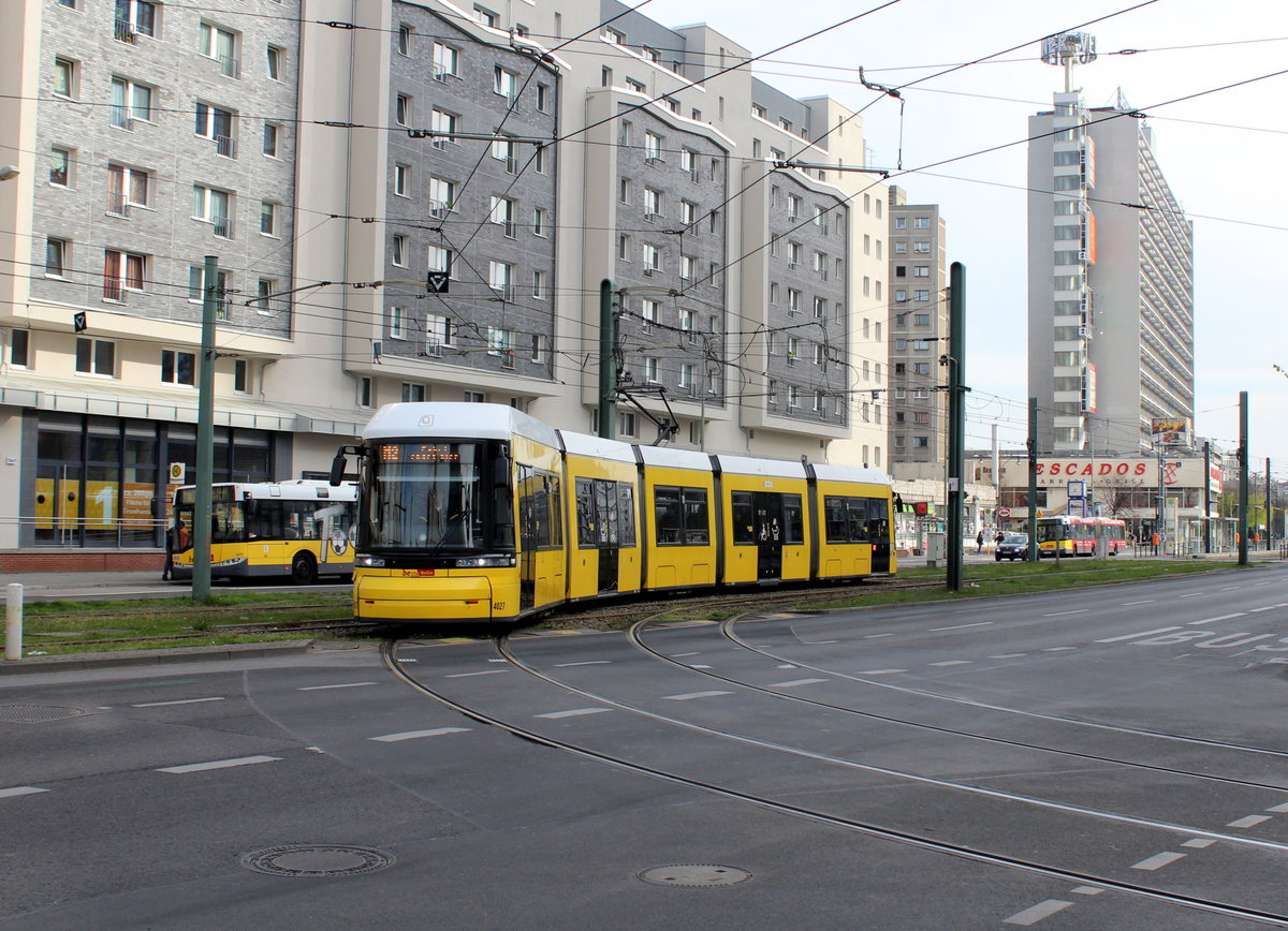 Berlin BVG SL M2 (GT6-12ZRK 4027 (Bombardier 2013)) Mitte, Karl-Liebknecht-Straße / Dircksenstraße am 23. April 2016.