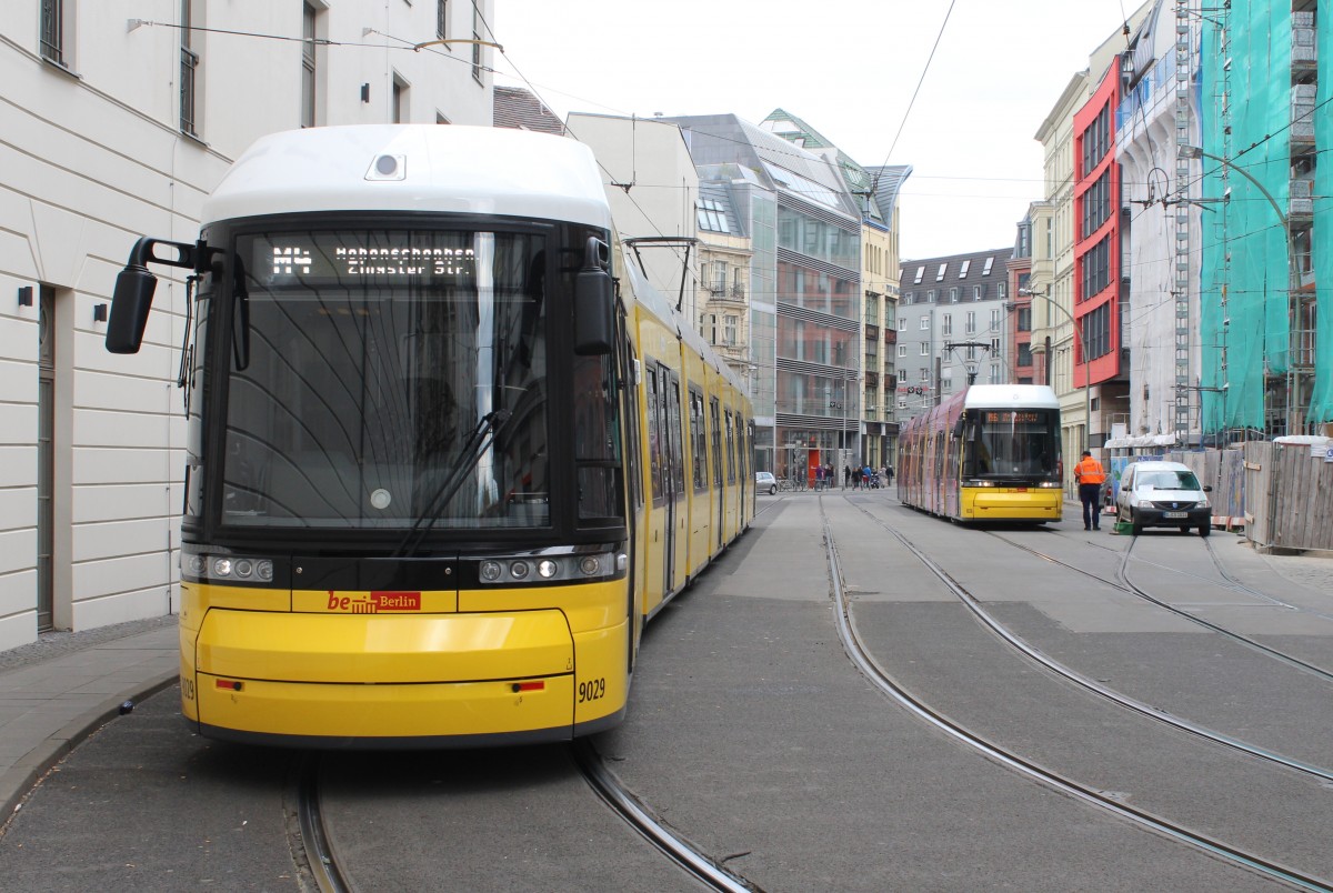 Berlin BVG SL M4 (Bombardier GT8-11ZRL 9029) Mitte, Grosse Präsidentenstrasse am 19. April 2015.
