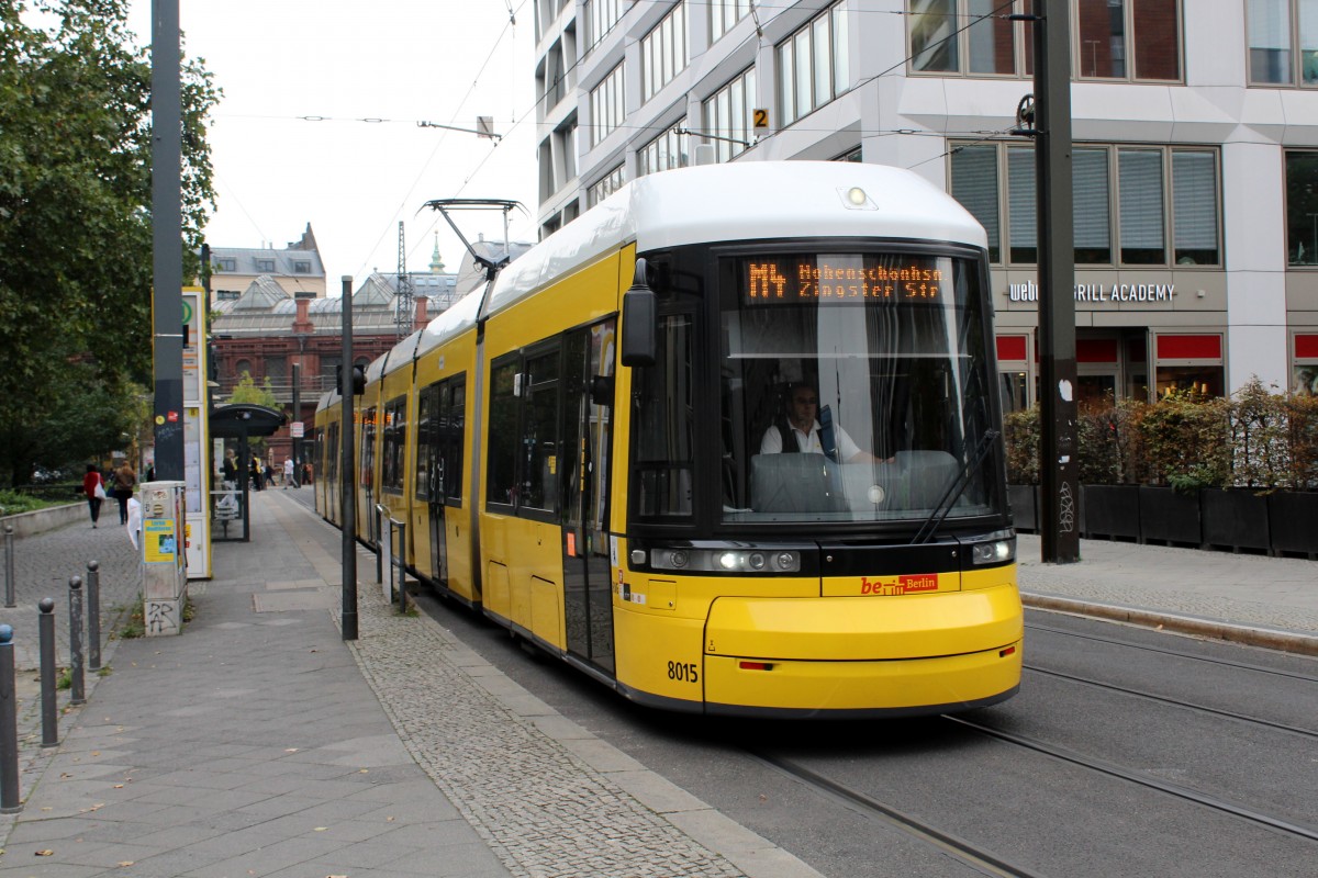 Berlin BVG SL M4 (Bombardier-GT8-11ERL 8015) Mitte, Garnisonkirchplatz / Anna-Louisa-Karsch-Strasse (Hst. S-Bahnhof Hackescher Markt) am 16. Oktober 2014.