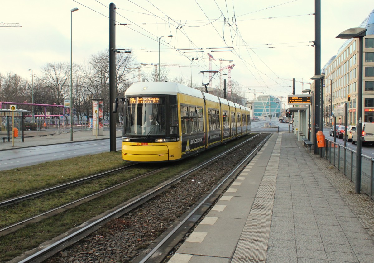 Berlin BVG SL M4 (Bombardier-GT8-11ERL 8010) Karl-Liebknecht-Strasse / Spandauer Strasse / Marienkirche am 28. Februar 2015.