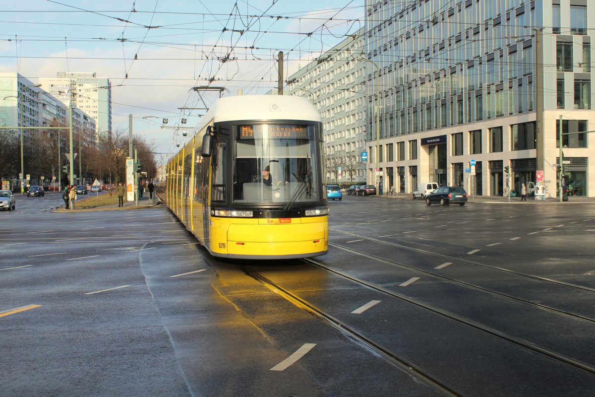 Berlin BVG SL M4 (Bombardier-GT8-11ERL 8019) Otto-Braun-Strasse / Mollstrasse am 1. März 2015.