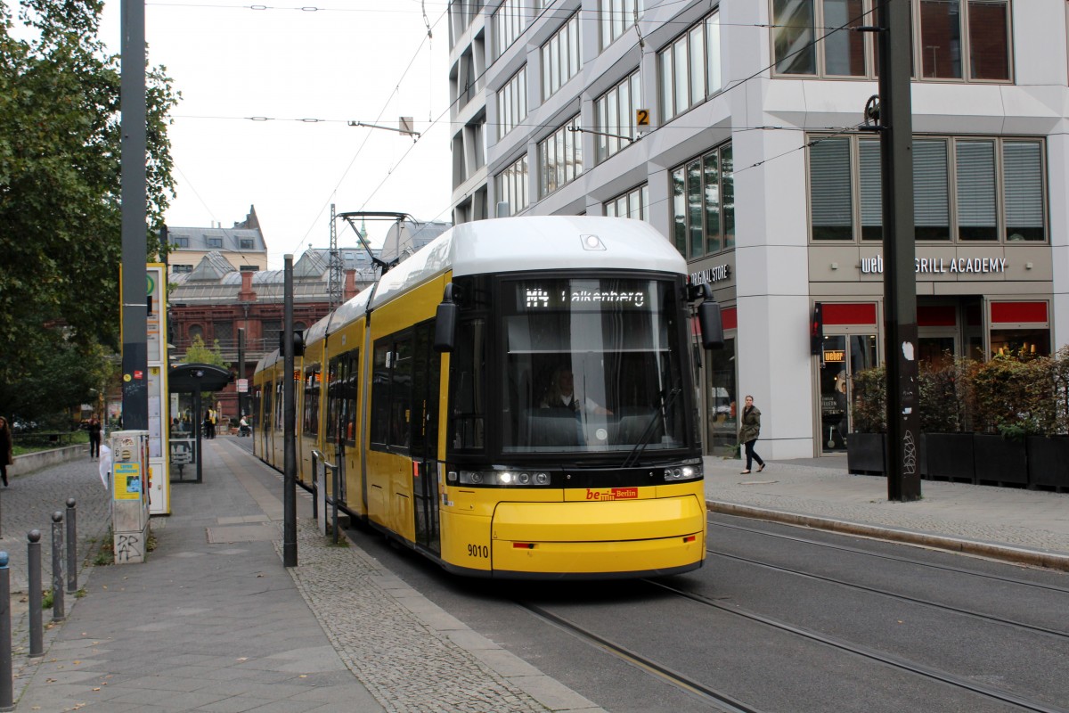 Berlin BVG SL M4 (Bombardier-GT8-11ZRL 9010) Mitte, Garnisonkirchplatz / Anna-Louisa-Karsch-Strasse (Hst. S Hackescher Markt) am 16. Oktober 2014.