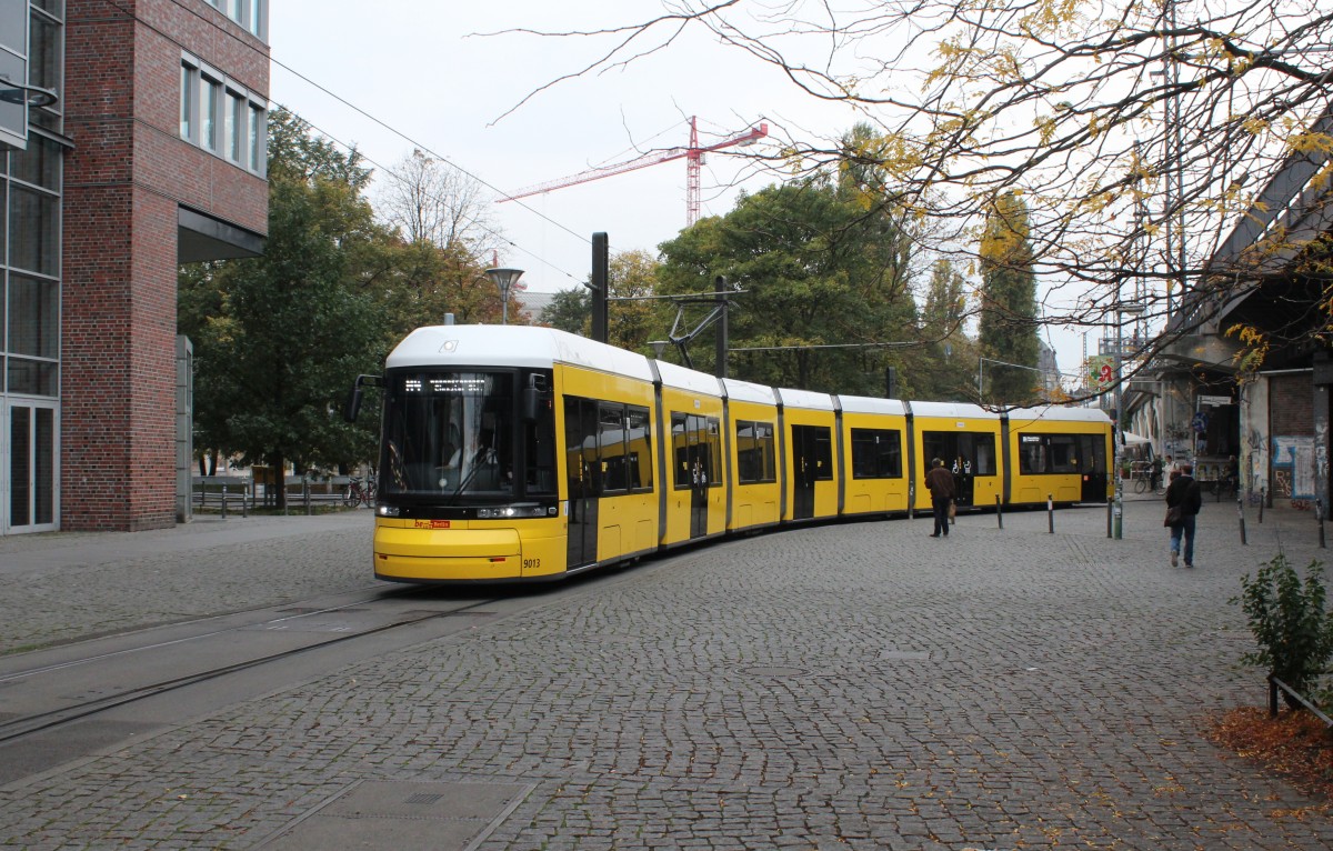 Berlin BVG SL M4 (Bombardier-GT8-11ZRL) Mitte, Henriette-Herz-Platz / Burgstrasse / Neue Promenade am 16. Oktober 2014.