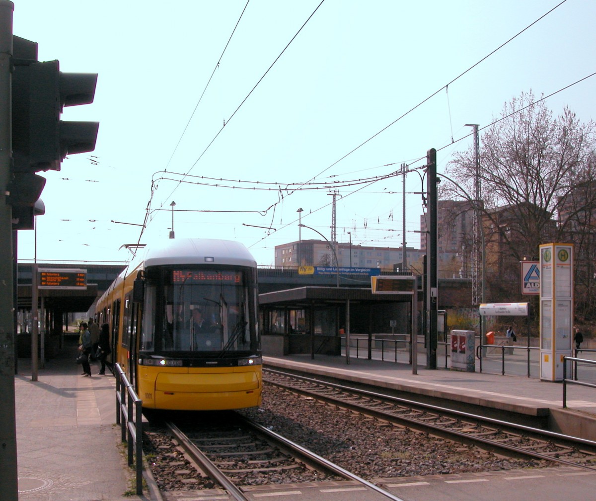 Berlin BVG SL M4 (Bombardier-GT8 08ERL 8001) S Greifswalder Strasse am 6. April 2009.