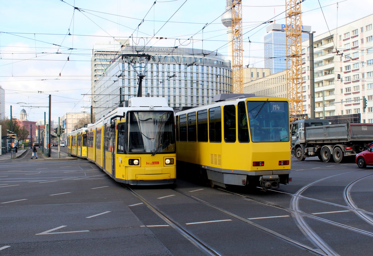 Berlin BVG SL M4 (GT6-97 1062 (Adtranz 1997)) Otto-Braun-Straße / Mollstraße am 22. April 2016.