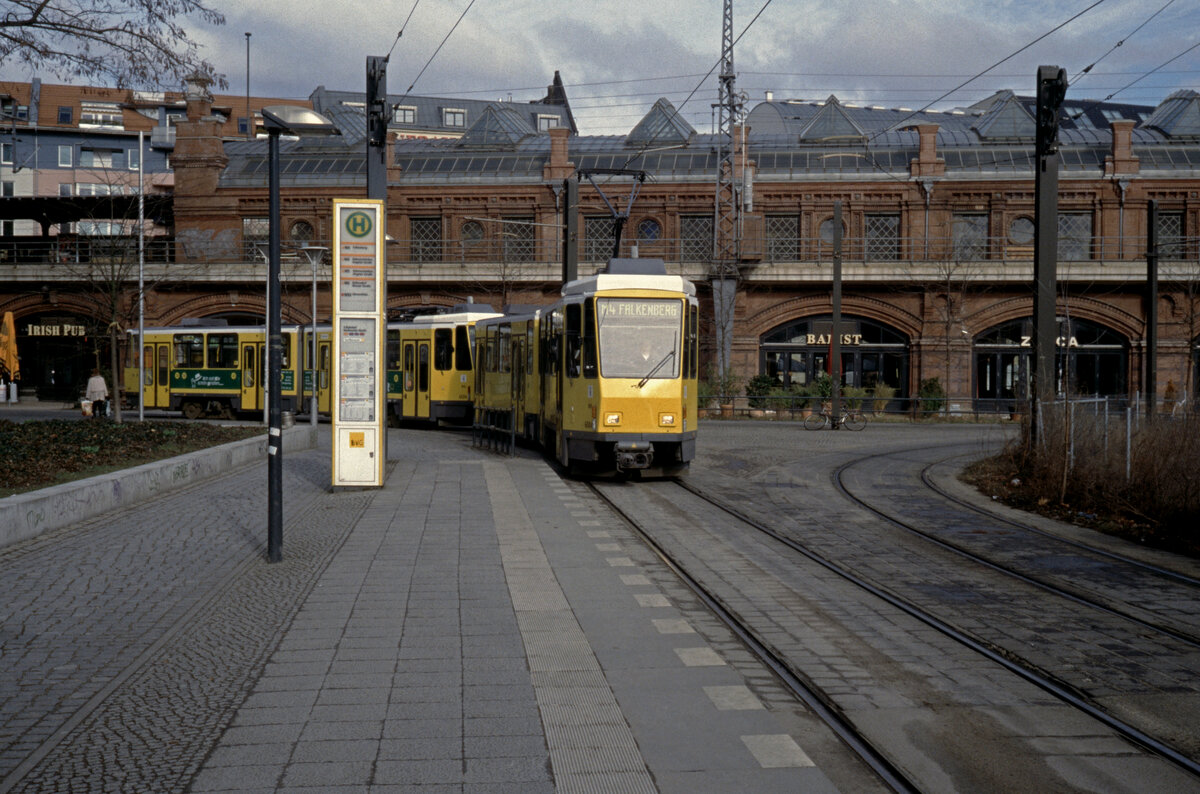 Berlin BVG SL M4 (KT4D 6004 + 6034) Mitte, Henriette-Herz-Platz / Garnisonkirchplatz im März 2005. - Im Hintergrund S-Bf Hackescher Markt. - Scan eines Diapositivs. Film: Kodak Ektachrome ED 2. Kamera: Leica CL.
