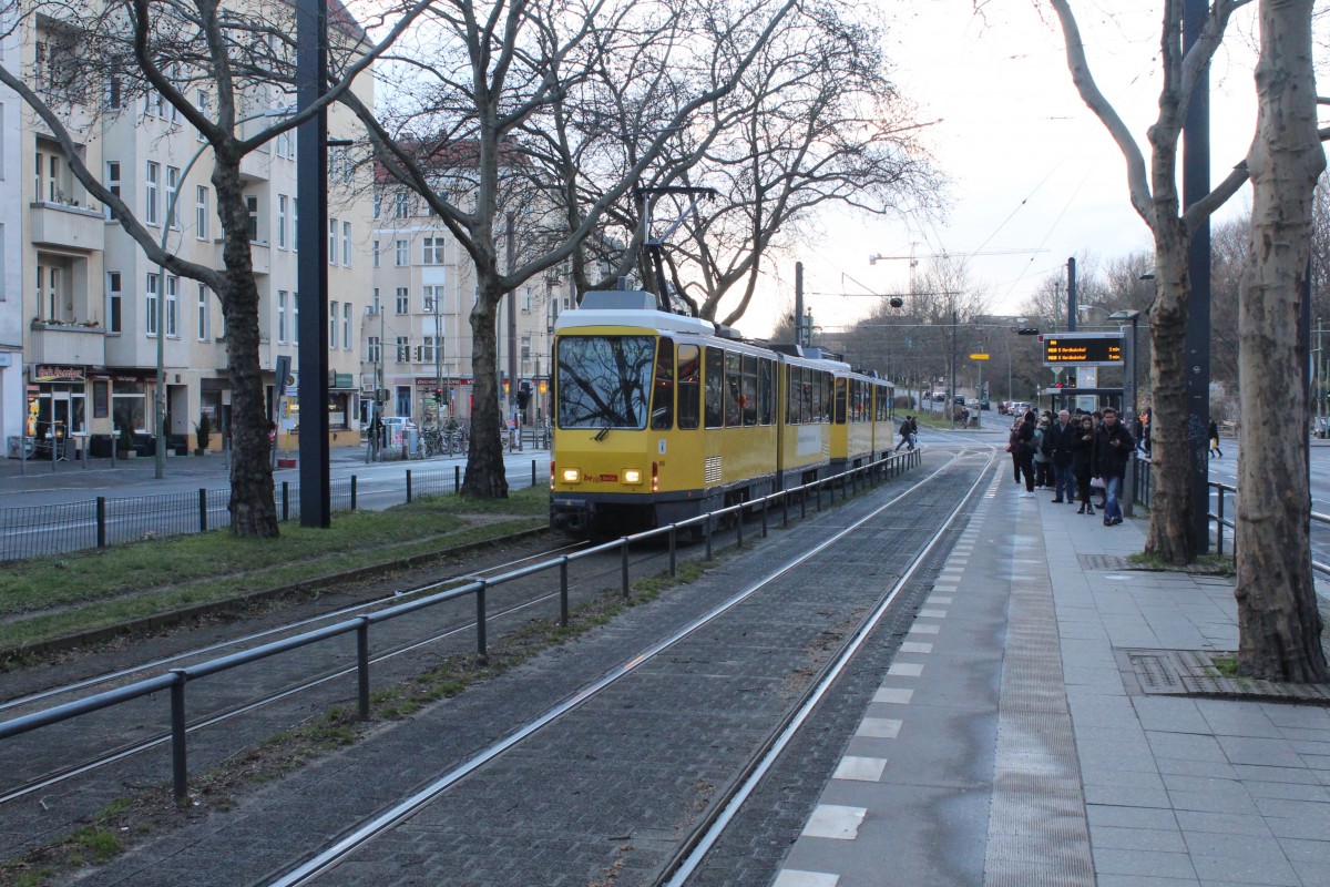 Berlin BVG SL M4 (KT4D) Prenzlauer Berg, Danziger Strasse. - Der Zug fährt zur zeitweiligen Endstation am Arnswalder Platz. Bis zum 13. April ist die SL M4 wegen Bauarbeiten der Wasserwerke geteilt. Der innere Linienast fährt zwischen Hackescher Markt und Arnswalder Platz.