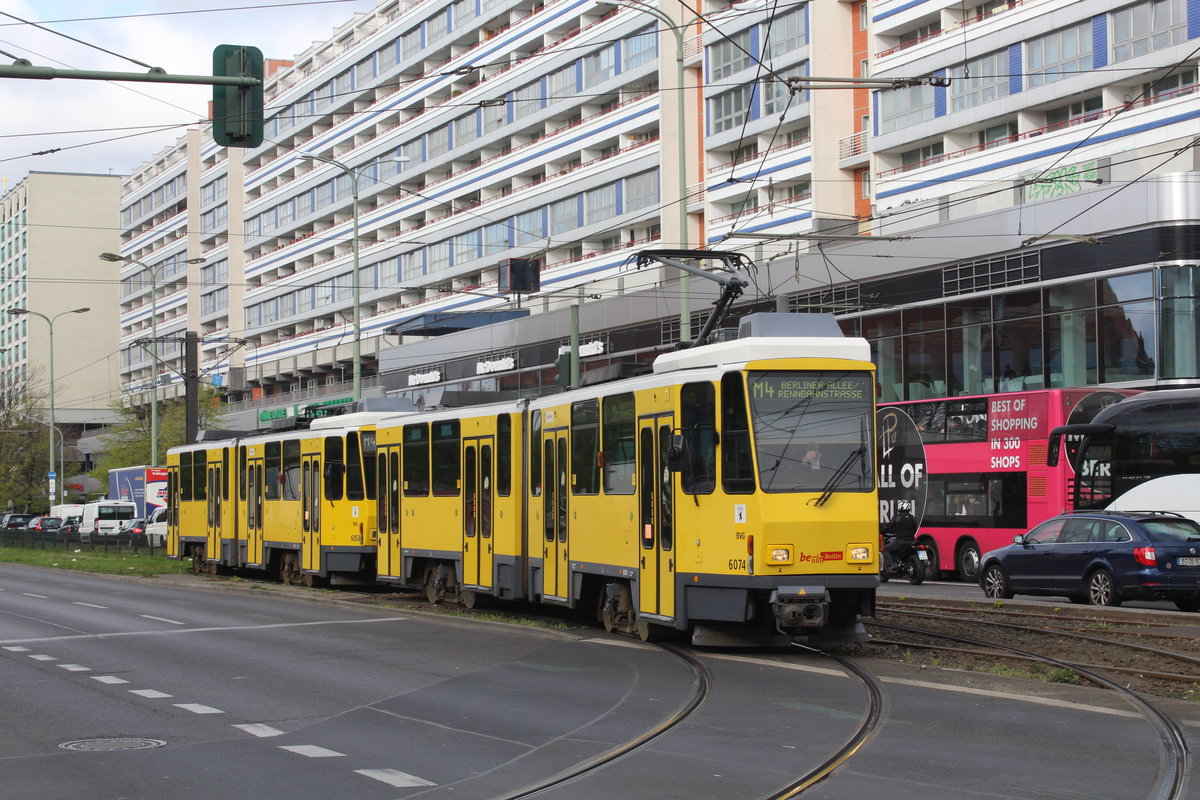 Berlin BVG SL M4 (KT4D 6074 + KT4D 6053) Mitte, Karl-Liebknecht-Straße / Gontardstraße am 22. April 2016.