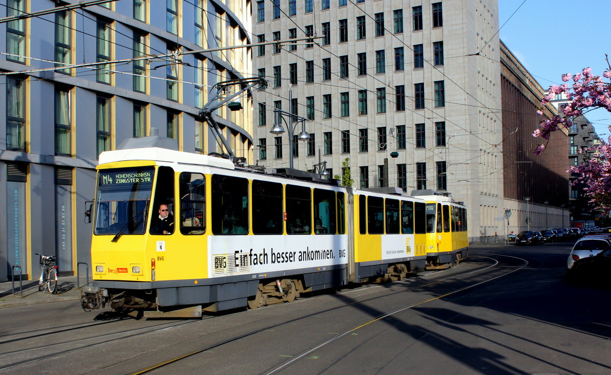 Berlin BVG SL M4 (KT4D 6132 + KT4D) Mitte, Wadzeckstraße am 22. April 2016.