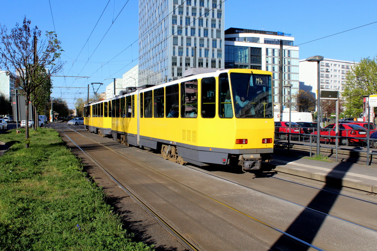 Berlin BVG SL M4 (KT4D 6070 als Bw) Mitte, Otto-Braun-Straße (Hst. Mollstraße / Otto-Braun-Straße) am 21. April 2016.