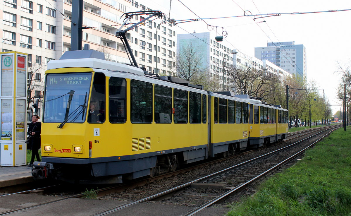 Berlin BVG SL M4 (KT4D 6099 + KT4D) Otto-Braun-Straße (Hst. Mollstraße / Otto-Braun-Straße) am 22. April 2016.