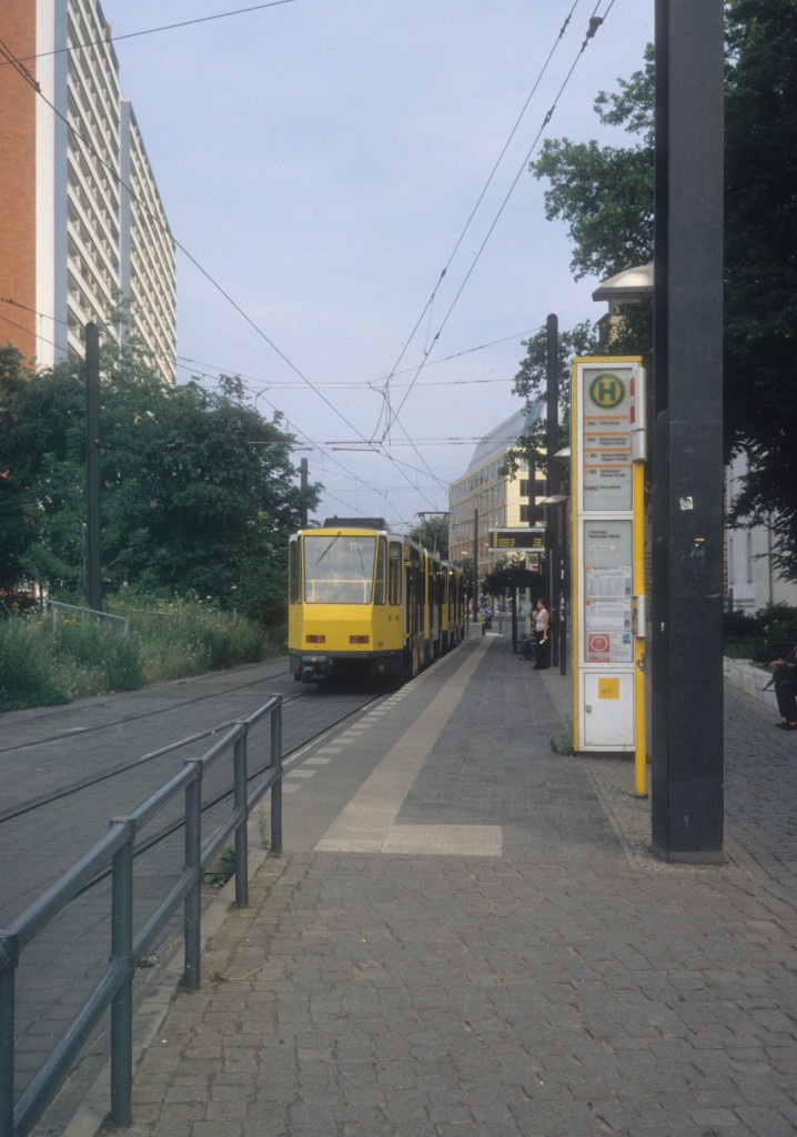 Berlin BVG SL M4 (KT4Dt 7011) Garnisonkirchplatz / Hst. S-Bf. Hackescher Markt im Juli 2005.