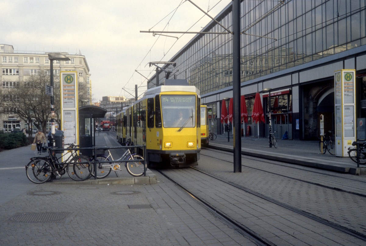 Berlin BVG SL M4 (KT4Dt 7074) S+U Alexanderplatz / Gontardstrasse am 10. April 2006. 
