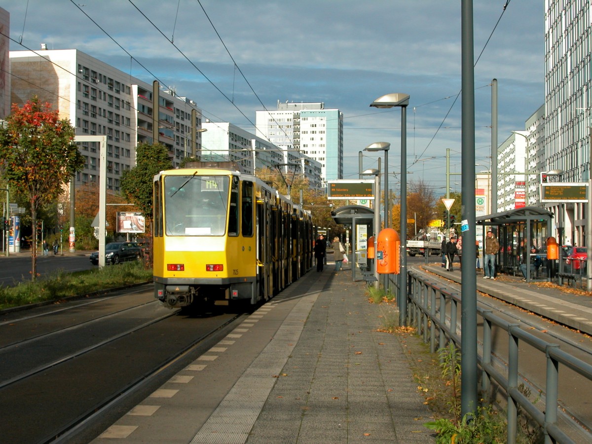 Berlin BVG SL M4 (KT4Dt 7025) Otto-Braun-Strasse / Mollstrasse am 26. Juli 2012.