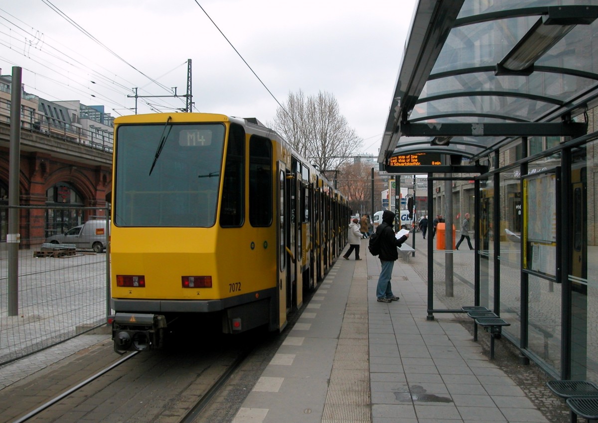 Berlin BVG SL M4 (KT4Dt 7072) S-Bf Hackescher Markt am 27. Februar 2012.