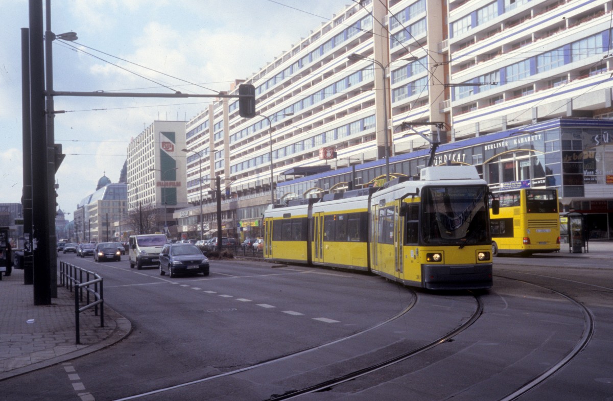 Berlin BVG SL M5 (Adtranz-GT6-94ZR 2007) Karl-Liebknecht-Strasse / Gontardstrasse im Mrz 2006.