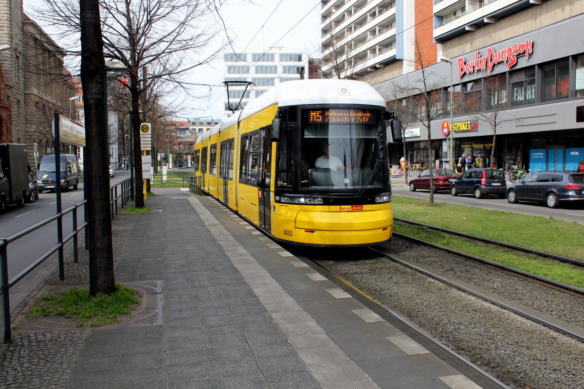 Berlin BVG SL M5 (Bombardier GT6-12ZRK 4033) Mitte, Spandauer Strasse am 12. April 2015.