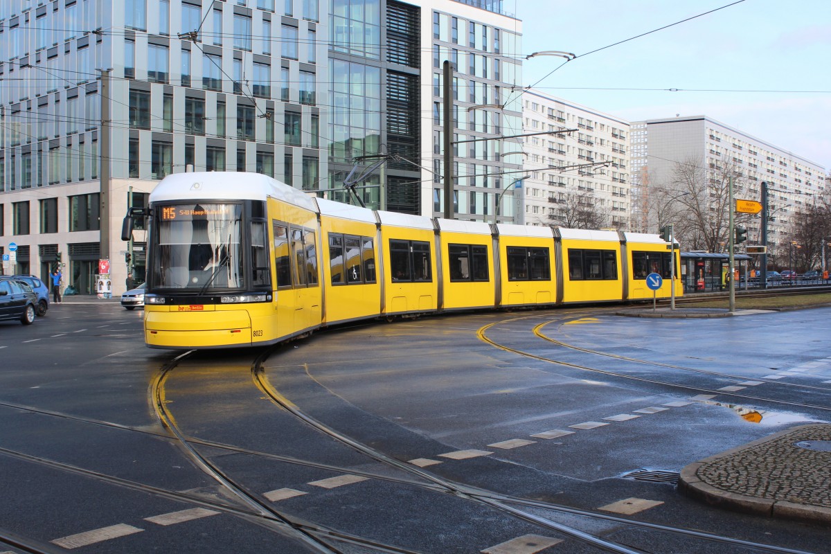 Berlin BVG SL M5 (Bombardier-GT8-11ERL 8023) Mollstrasse / Otto-Braun-Strasse am 1. März 2015.